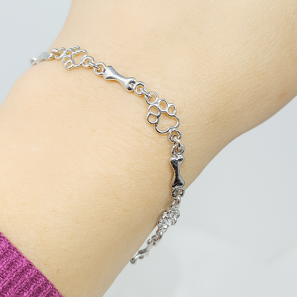 Armband mit Anhängern aus reinem Silber in Form von Hundepfoten und Knochen