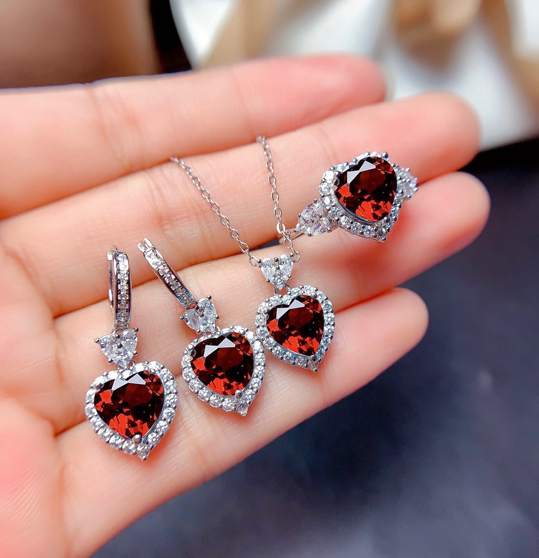 Liora Amorique Rotes Set | Weißgold